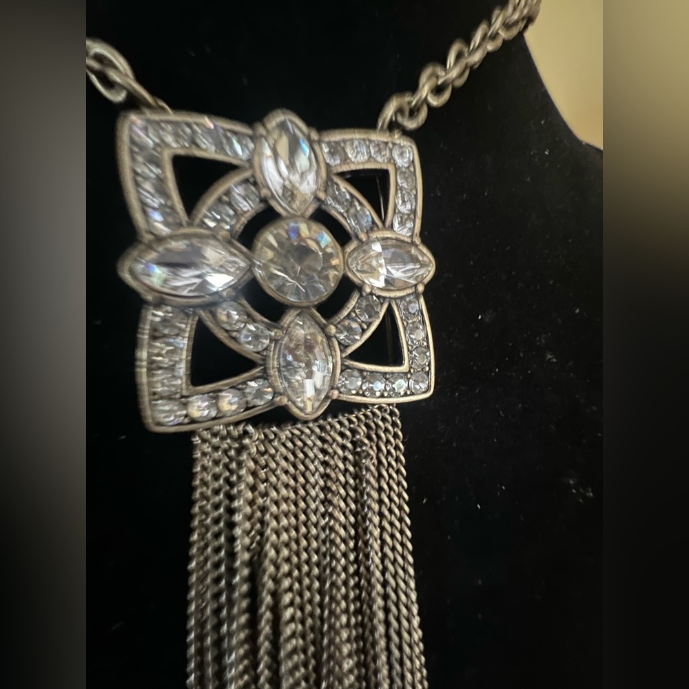 Chic Gold Art Deco Necklace with Floral Pendant and Tassels - Picture 6 of 9